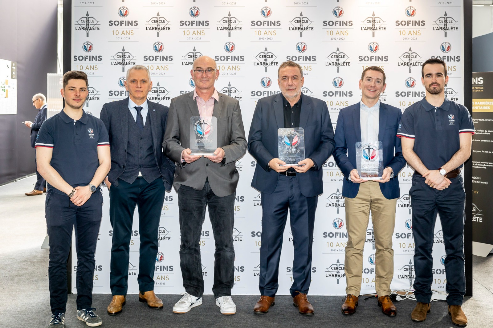 Les responsables de FLY-R ont reçu leur prix au salon SOFINS à Paris, salon des forces spéciales
