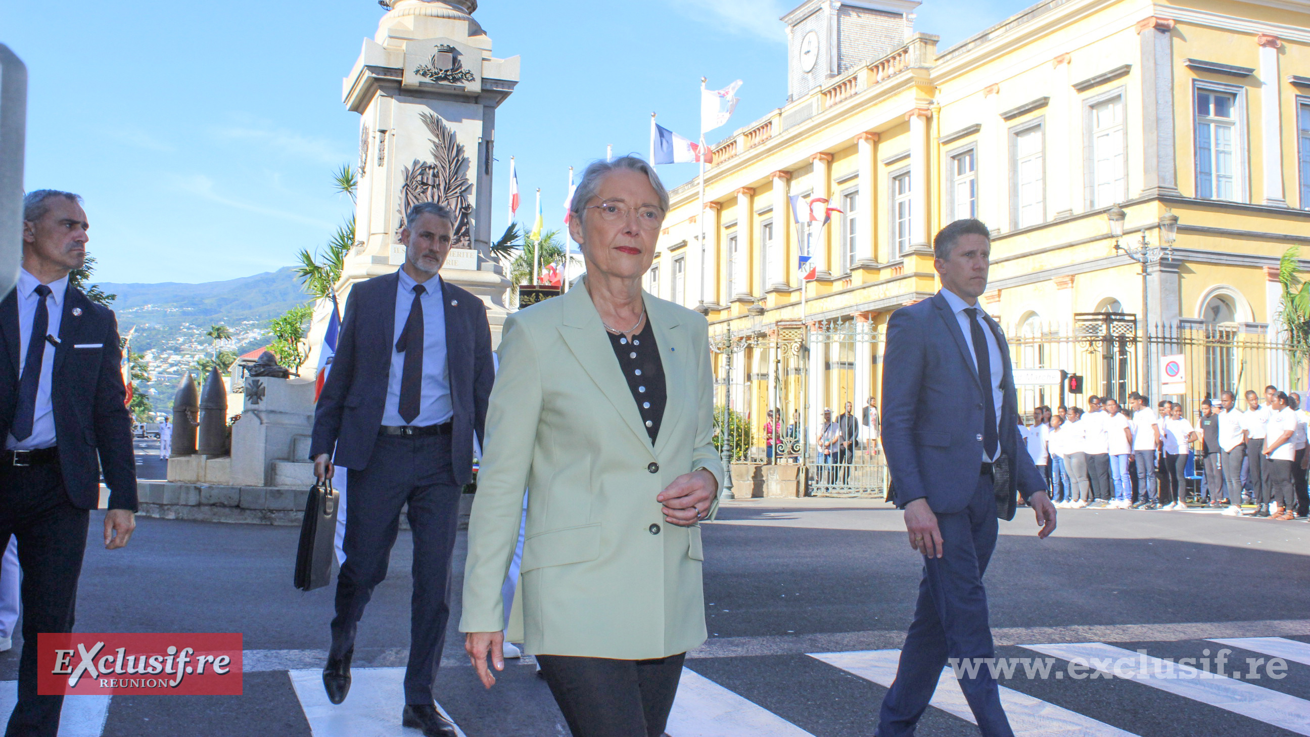 Elisabeth Borne au Monument aux Morts: nos photos exclusives