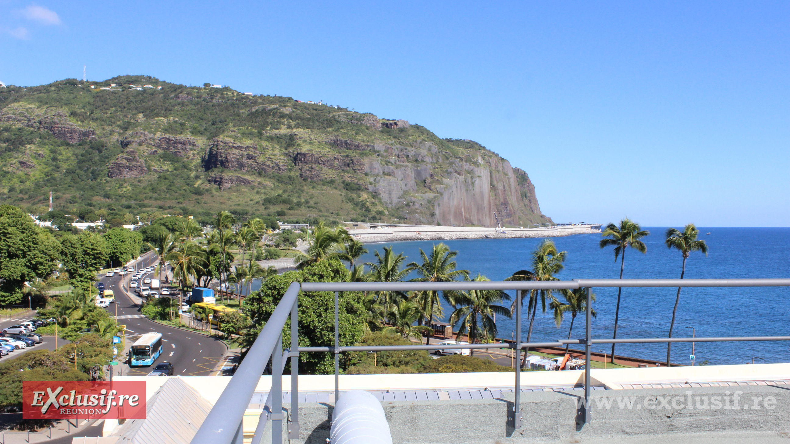 Au rooftop, vue sur la route du littoral