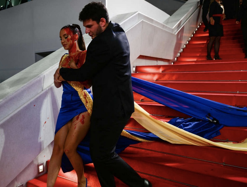 Evacuée par la sécurité après son geste... Evacuée par la sécurité après son geste...