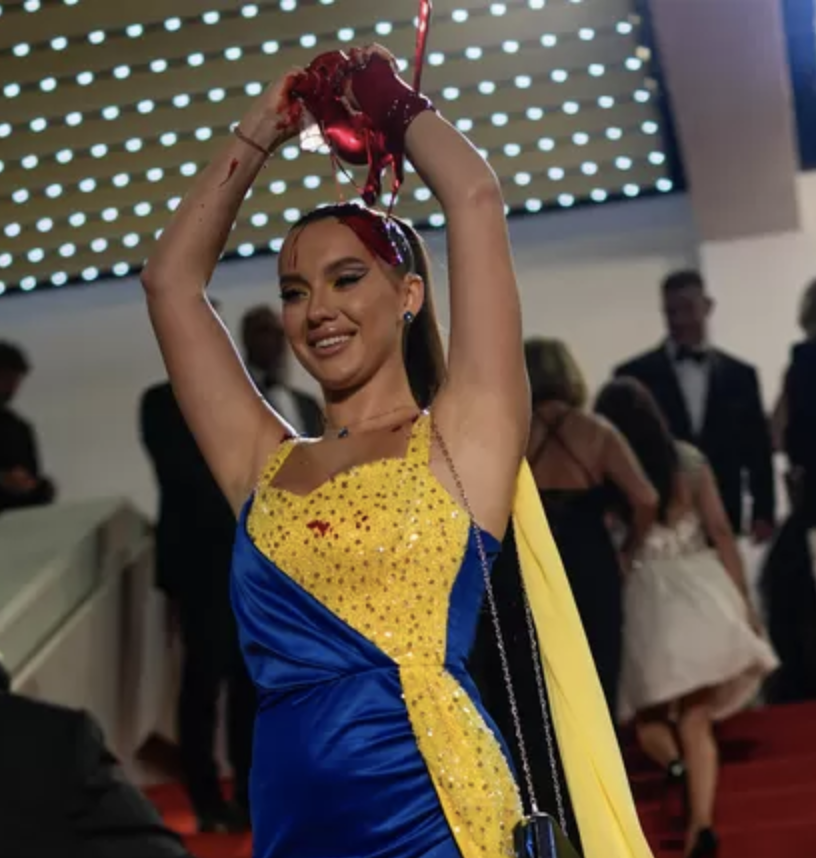 Elle a versé le faux sang sur sa tête, avec le sourire svp... Elle a versé le faux sang sur sa tête, avec le sourire svp...