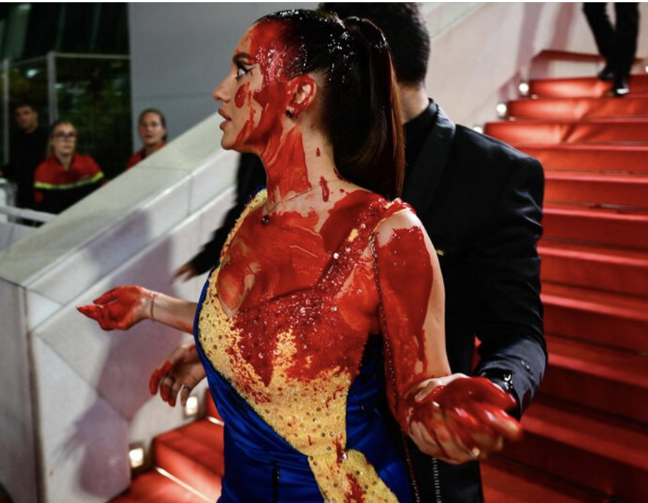 Elle est très contente de son coup d'éclat... Elle est très contente de son coup d'éclat...