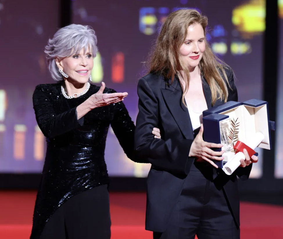 C'est Jane Fonda qui a remis son trophée à Justine Triet, 3ème femme à être sacrée par le Festival de Cannes C'est Jane Fonda qui a remis son trophée à Justine Triet, 3ème femme à être sacrée par le Festival de Cannes