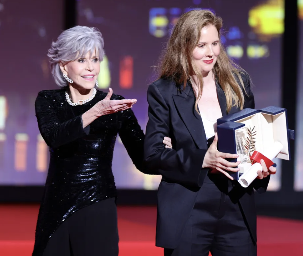 C'est Jane Fonda qui a remis son trophée à Justine Triet, 3ème femme à être sacrée par le Festival de Cannes