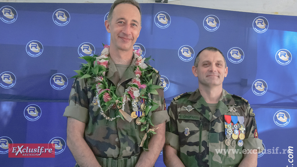 Le colonel Laurent de Saint-Blanquat et le nouveau chef de corps Régis Chopard