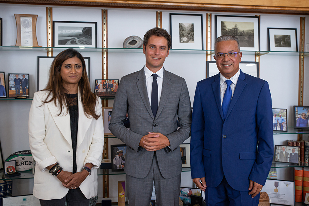 Prisca Thévenot, Secrétaire d’Etat à la Jeunesse et au Service national universel, Gabriel Attal, Ministre de l’Education et de la Jeunesse, et Cyrille Melchior, président du Conseil départemental