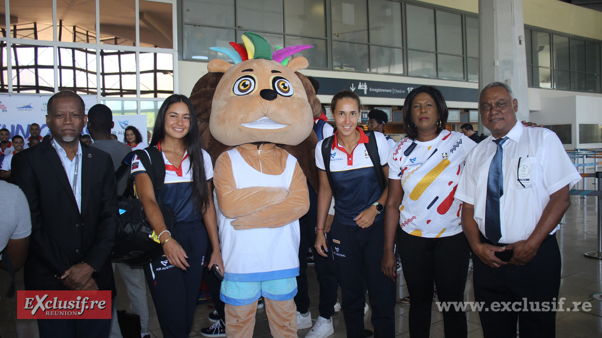 C'était au départ pour Madagascar, avec Ti Bayoun entouré de Joseph Bréma, président Air Austral, Céline Sitouze, vice-présidente Région réunion, Claude Villendeuil, président du CROS, et deux athlètes