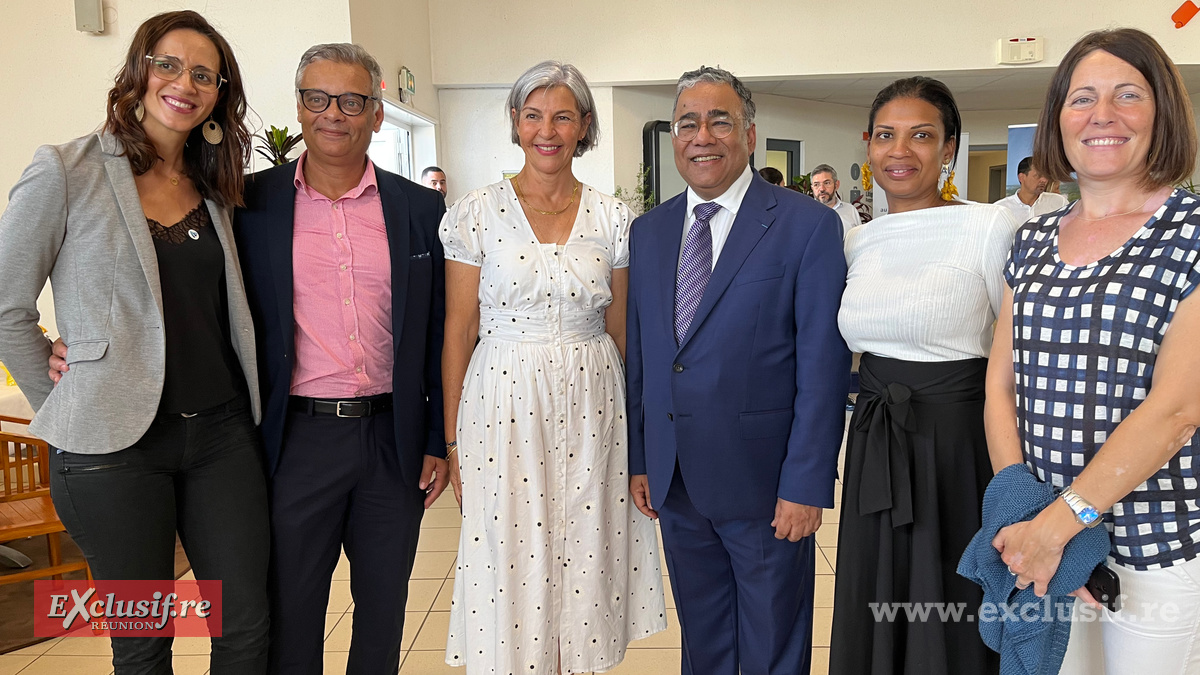 Donald Payen entouré de l'équipe Air Austral