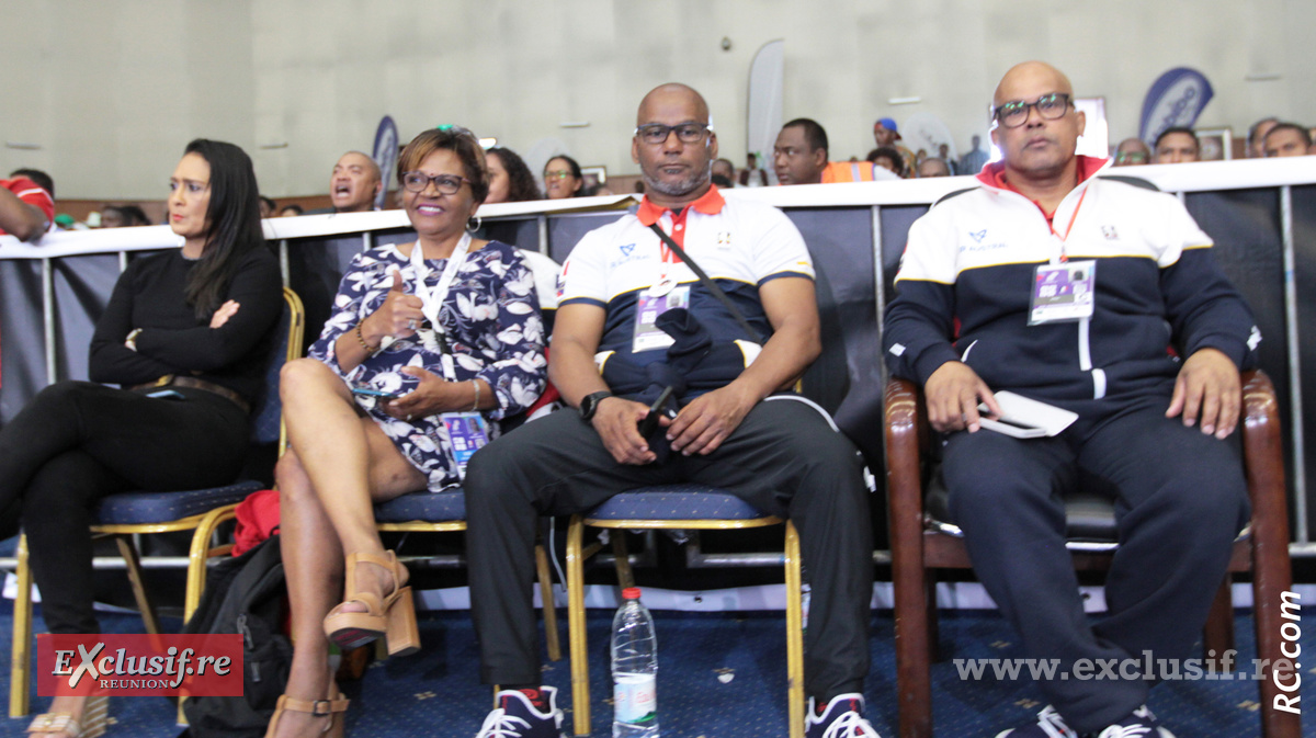 Sylvette Siva, Secrétaire du Comité Régional de Kickboxing aux côtés de ses assistants Sylvette Siva, Secrétaire du Comité Régional de Kickboxing aux côtés de ses assistants