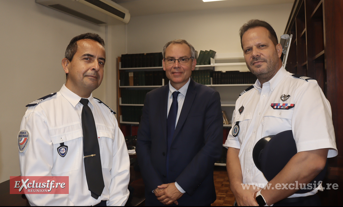Serge Faustin, Chef adjoint de la PAF, Serhe Hoarau, vice-président du Département, et Laurent Darbon, adjoint au chef de la circonscription de Police nationale du Port