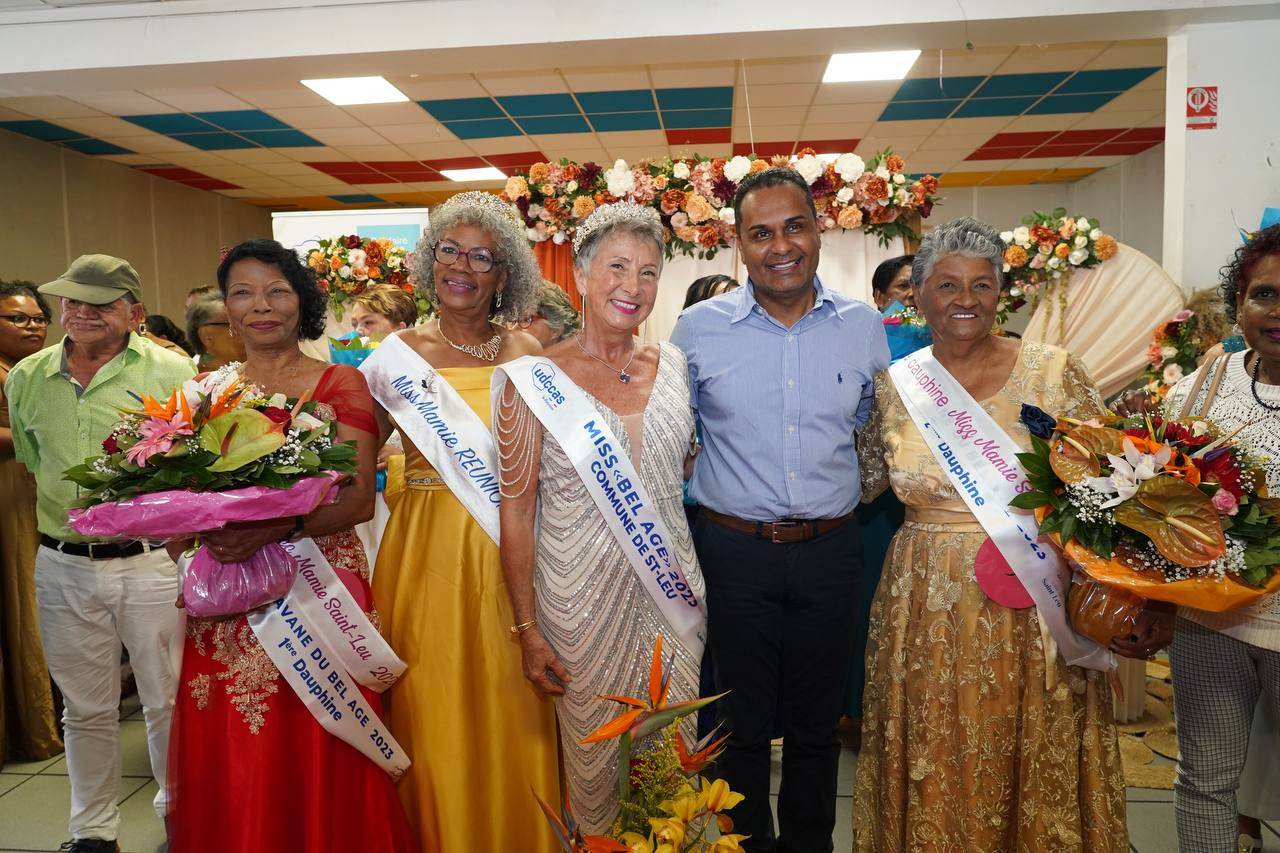 Le maire Bruno Domen et Miss Mamie Réunion 2022 avec Miss Mamie Saint-Leu et ses dauphines
