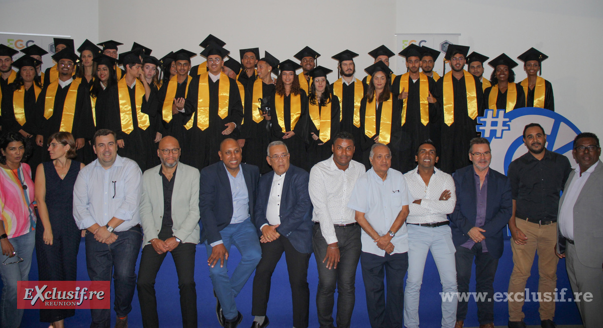 La photo de famille des 47 diplômé.e.s avec les membres de la CCI Réunion