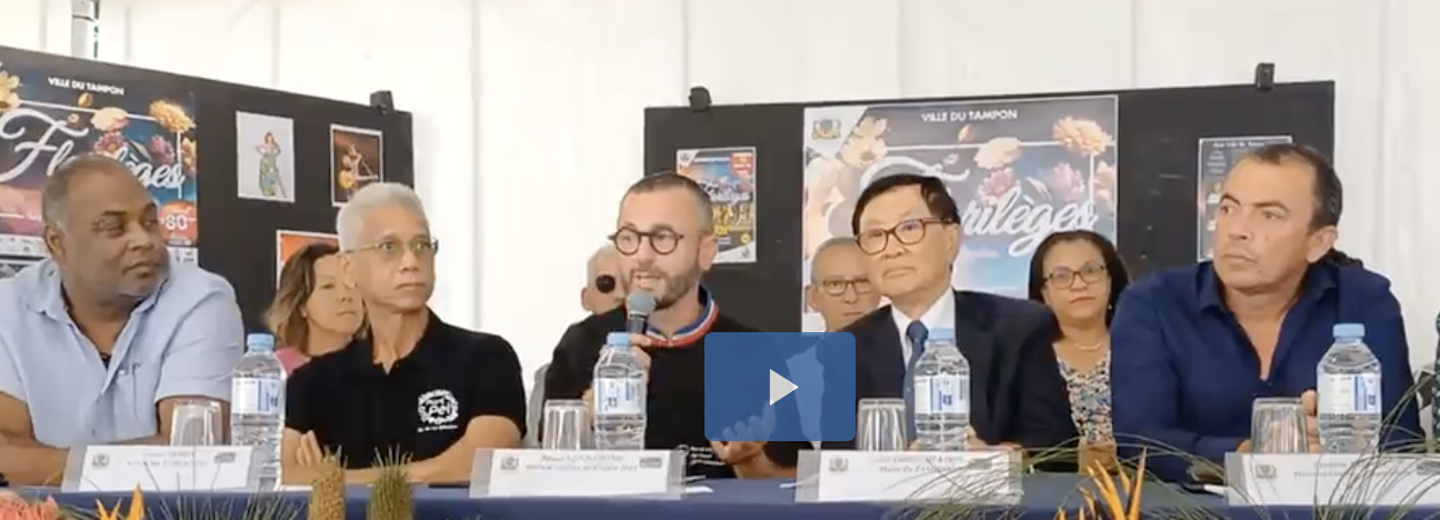 Le maire André Thien Ah Koon aux côtés de Benoît Saint-Amand, Meilleur Ouvrier de France (au micro)