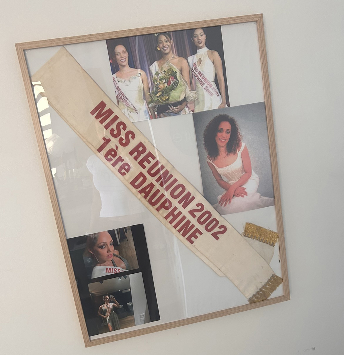Il y a 21 ans, Murielle Grondin a remporté l'écharpe de 1ère dauphine Miss Réunion 2002 (c'est Stéphani Tapé qui avait été couronnée)