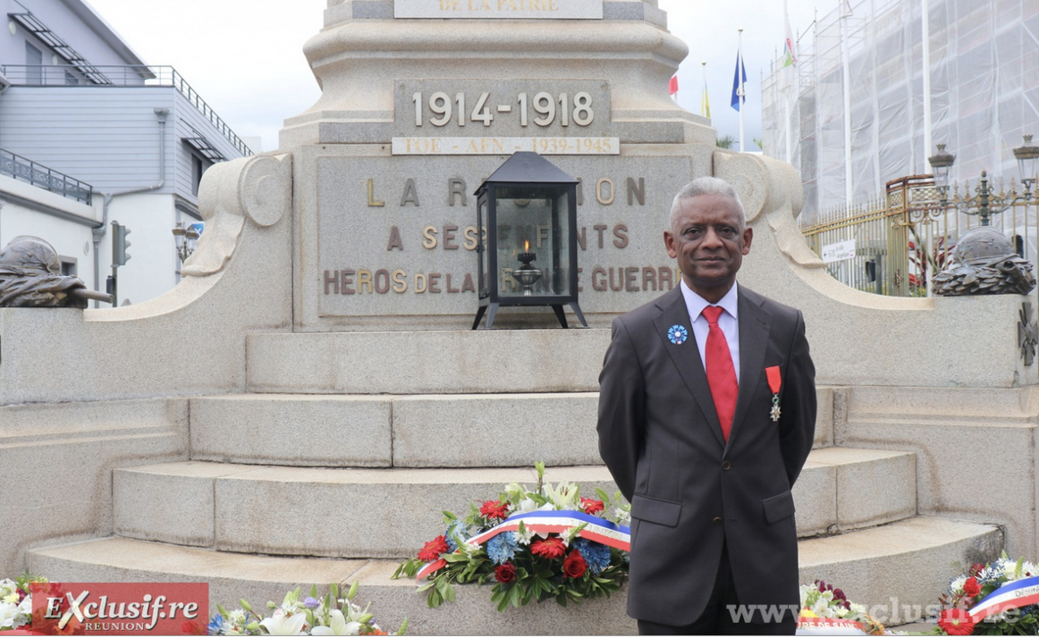 Ary Langenier, président d de la Société des Membres de la Légion d’Honneur section La Réunion, devant la lanterne sur le Monument aux Morts