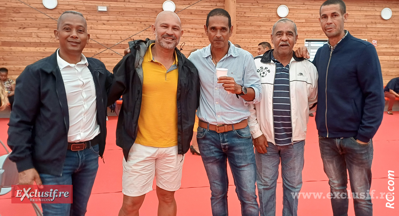 Autour de Jean-Claude Damour, adjoint aux sports, d'anciens sportifs prêts à se jeter à l'eau