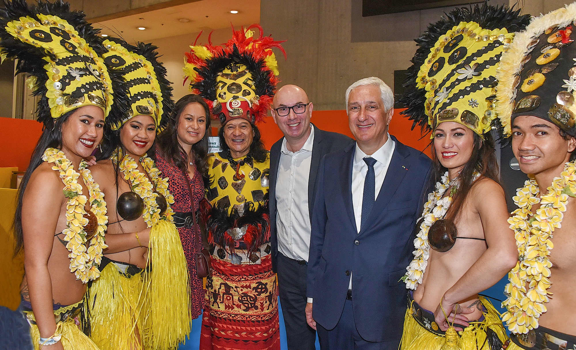Frank Doucet avec Stéphane Layani, et le groupe de Terii Taputu Aloha Tahiti
