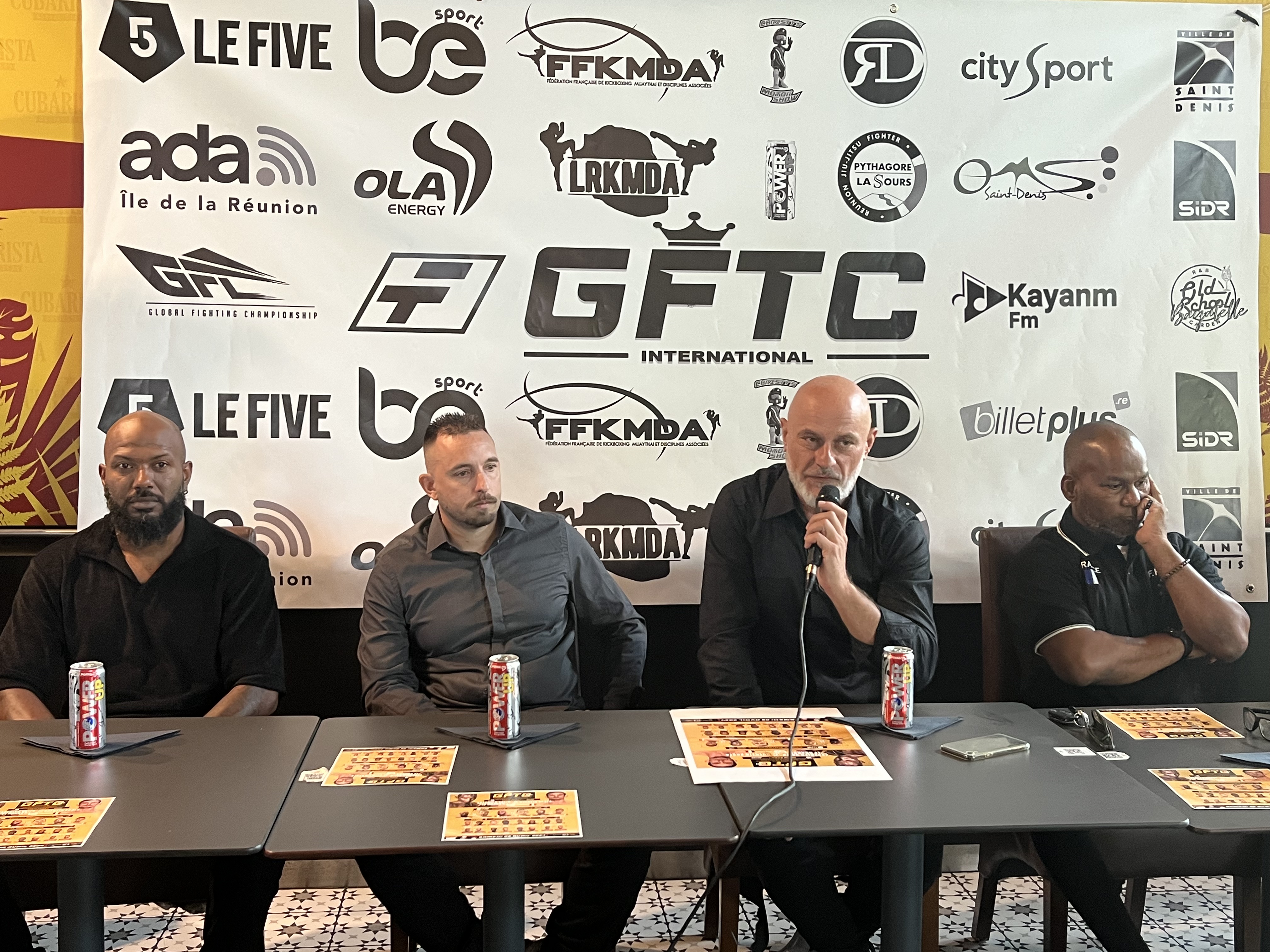 Gaël Damour, combattant pro, Christophe Leperlier et Guillaume Tissu, organisateurs de l'association Force Tranquille, et Jean-Marie Bonmalais, du corps arbitral