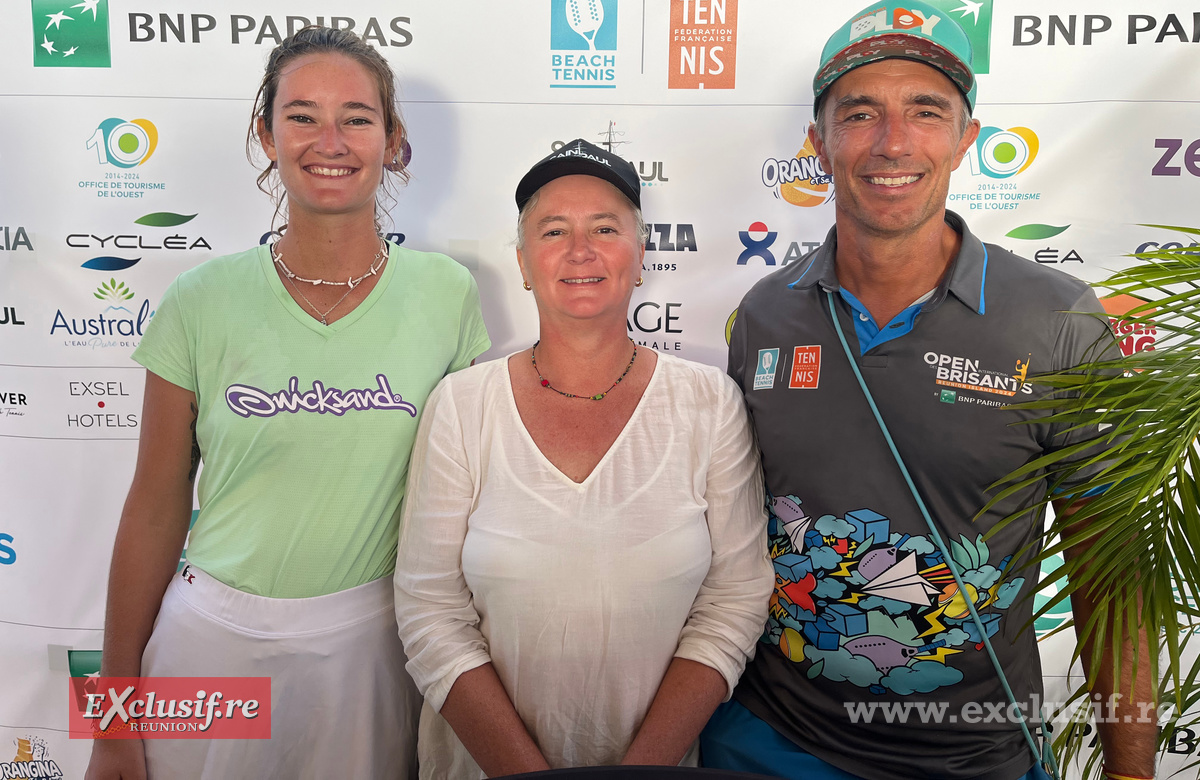 Maïré Bray, championne de beach tennis, Virginie Sallé, adjointe au maire de Saint-Paul, et Renaud Bourjea, directeur du tournoi