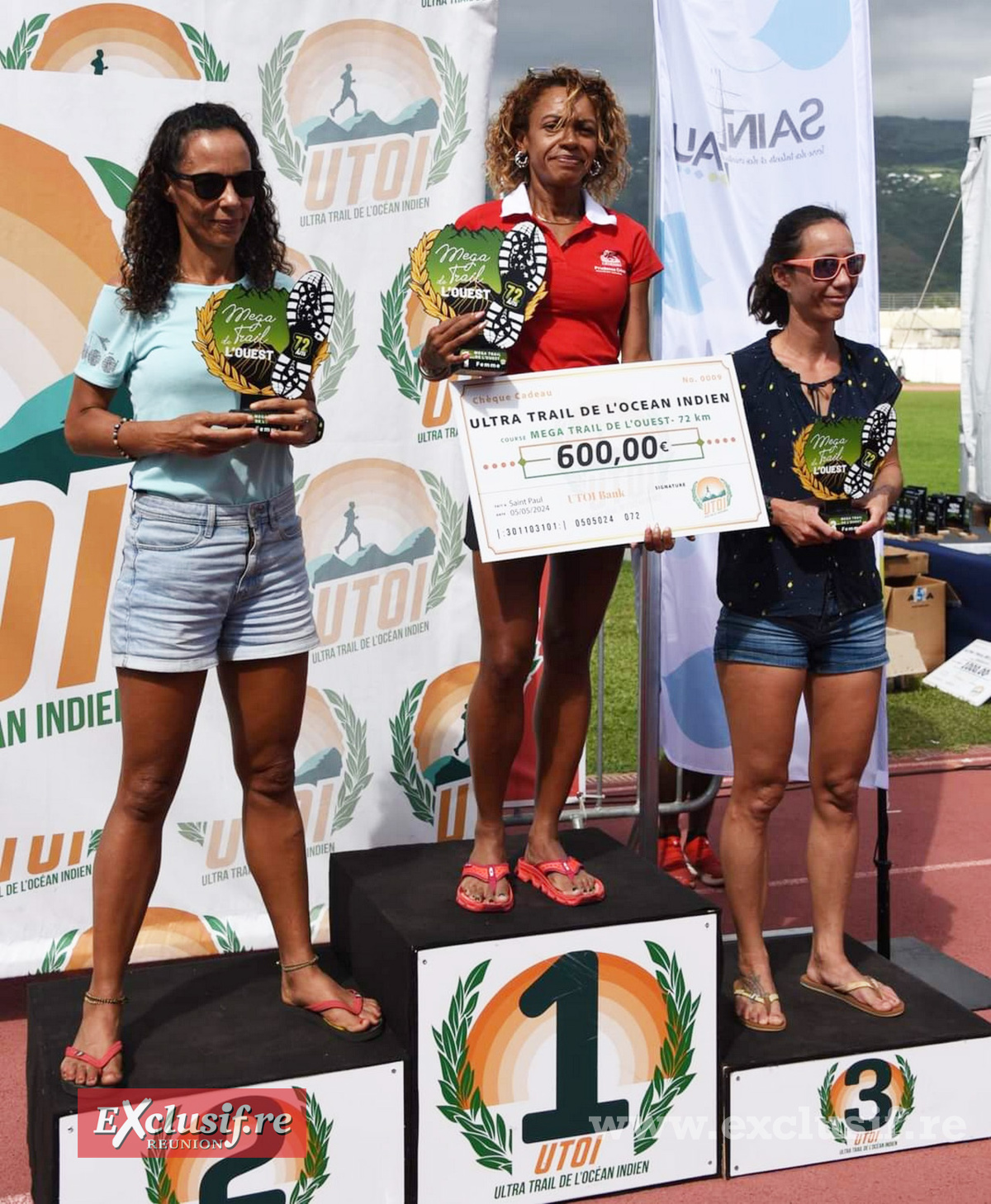 Podium du Méga Trail de 72 km: Hortense Gonneau sur la plus haute marche, Géraldine Lachapelle 2ème et Sophie Florquin
