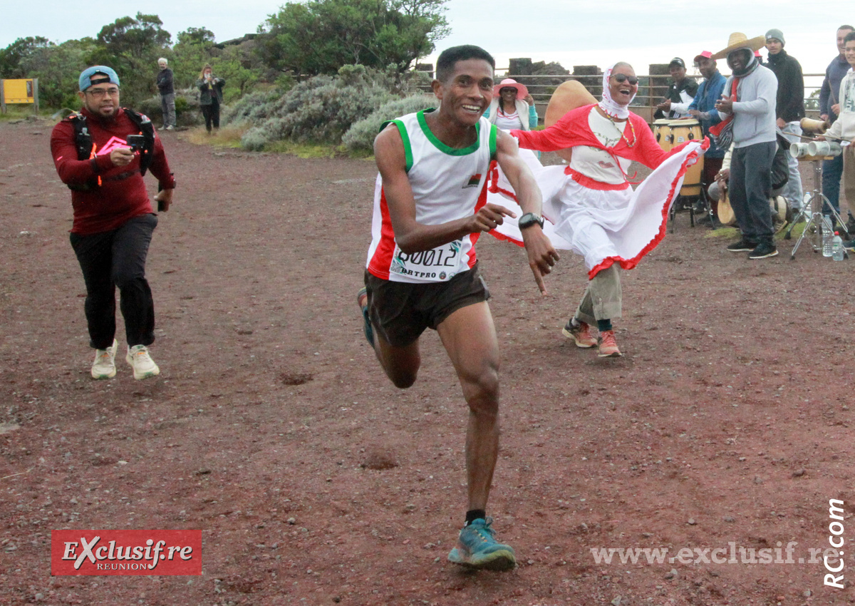 Mamy, «le malgache volant»,  indique son chrono qui enregistre le nouveau record du Trail du Volcan: 1h 49'02''. Qui dit mieux?