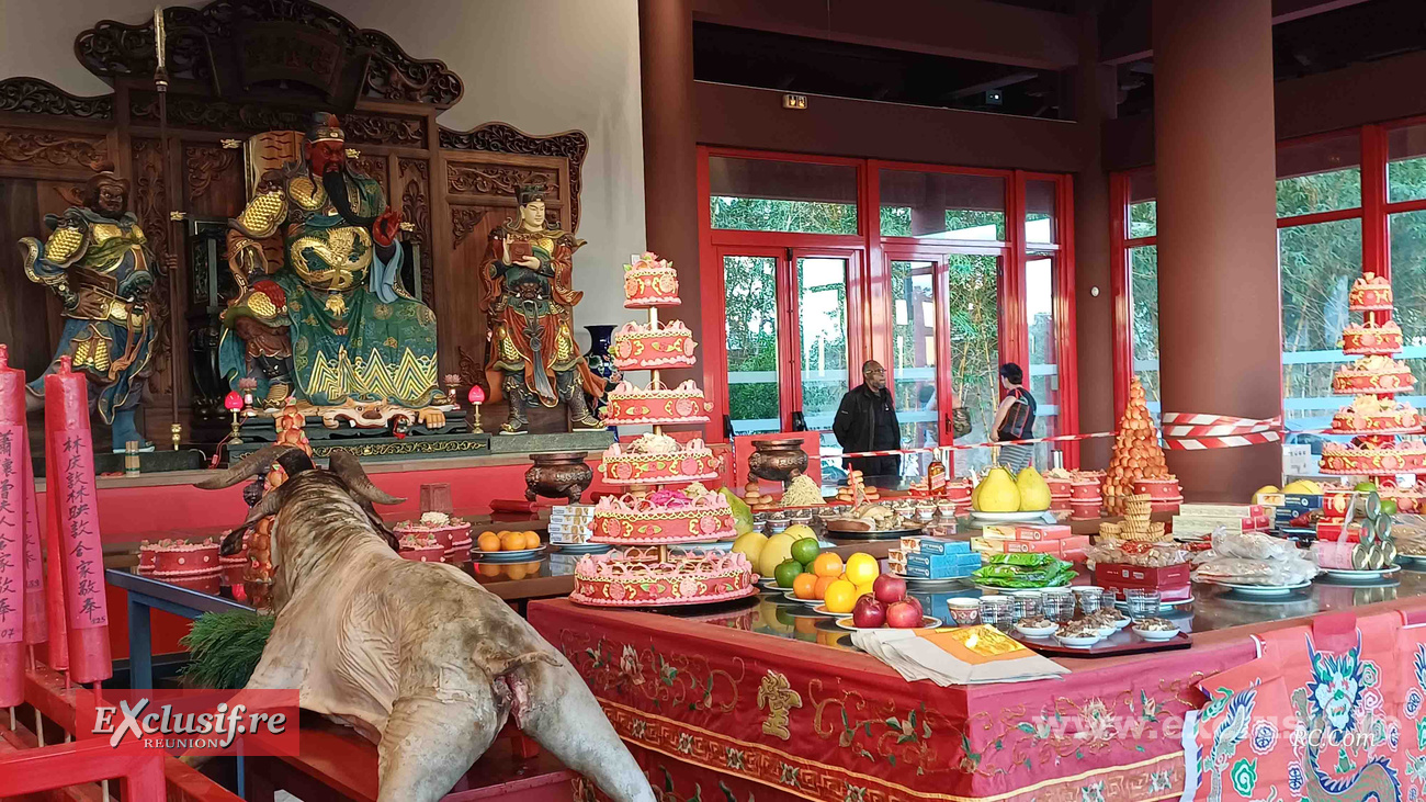 Un autel très bien garni d'offrandes faites à l'occasion de l'anniversaire de Guandi Un autel très bien garni d'offrandes faites à l'occasion de l'anniversaire de Guandi