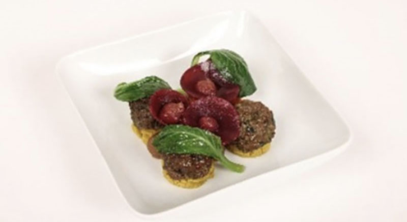 Kefta d’agneau au massalé Houmouss de pois du Cap au curcuma Harissa, pickles de betterave et gel au tamarin (à découvrir en septembre/octobre 2024) Kefta d’agneau au massalé Houmouss de pois du Cap au curcuma Harissa, pickles de betterave et gel au tamarin (à découvrir en septembre/octobre 2024)