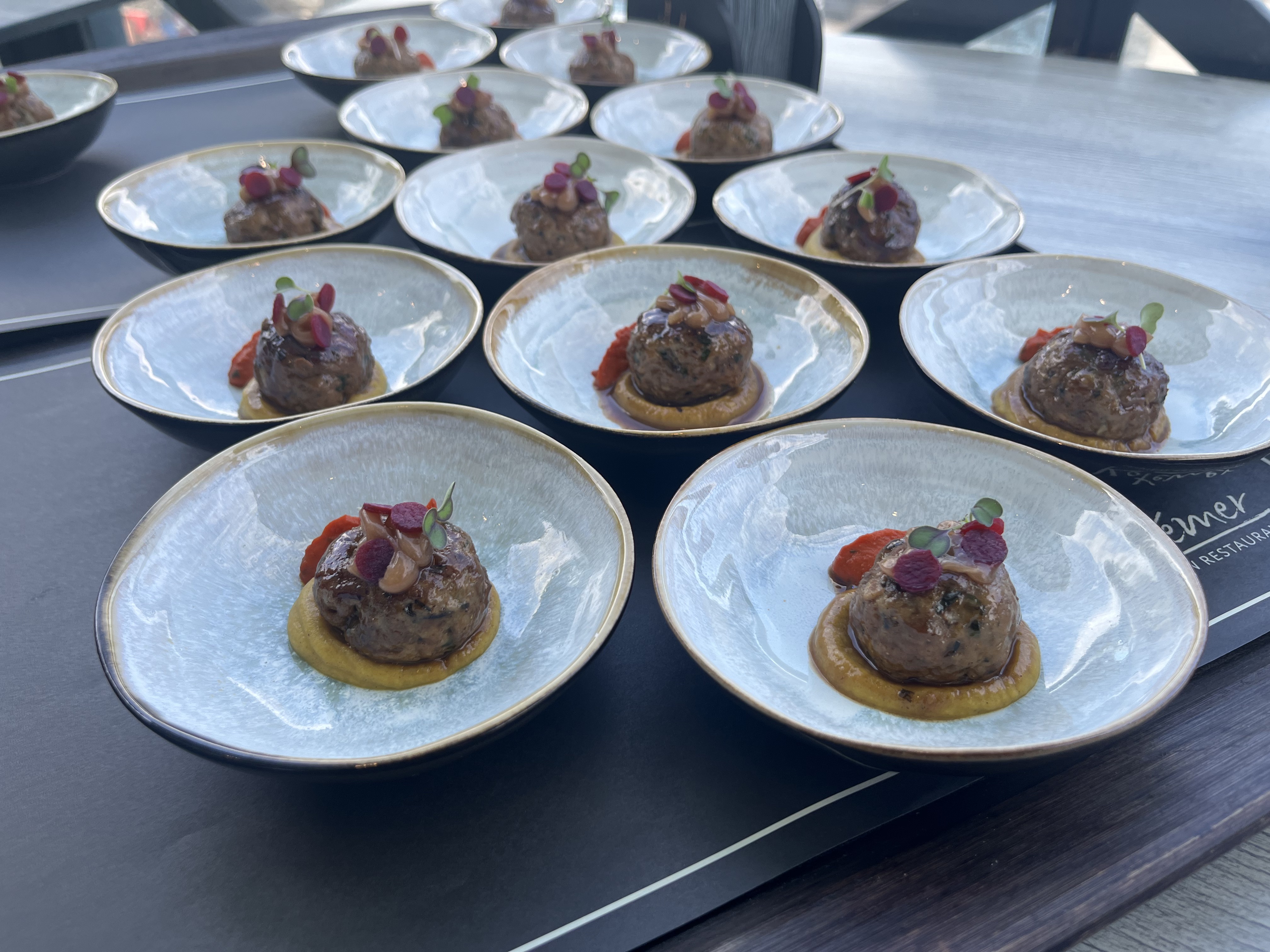 Repas dans l'avion: Air Austral dévoile ses nouveaux plats signés Kevene Marimoutou Repas dans l'avion: Air Austral dévoile ses nouveaux plats signés Kevene Marimoutou