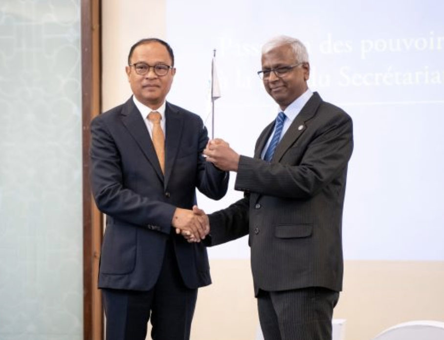 Edgard Razafindravahy (à gauche) a reçu symboliquement le fanion de la COI des mains de Raj Mohabeer, chargé de mission Edgard Razafindravahy (à gauche) a reçu symboliquement le fanion de la COI des mains de Raj Mohabeer, chargé de mission