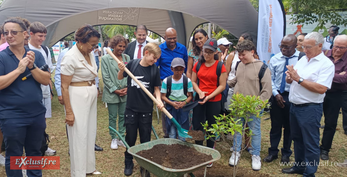 Le Département inaugure 3 bustes de botanistes au Jardin de l’Etat