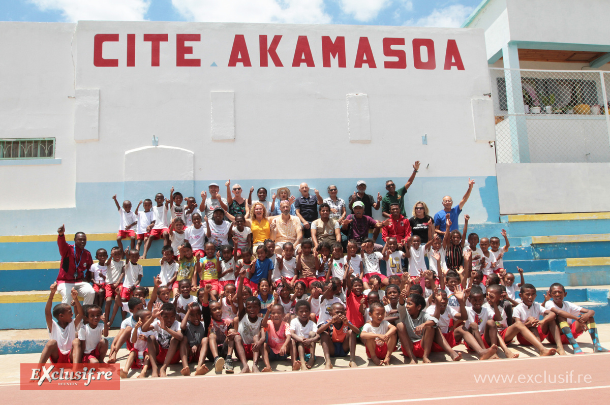 Akamasoa, le village de la compassion. Ce jour là, Madeleine, Marie,Thérèse, Annie, Louis, Christian, Serge, Franck, Maryse, Claude, Michel et Marlène ont posé avec des enfants épanouis... Akamasoa, le village de la compassion. Ce jour là, Madeleine, Marie,Thérèse, Annie, Louis, Christian, Serge, Franck, Maryse, Claude, Michel et Marlène ont posé avec des enfants épanouis...