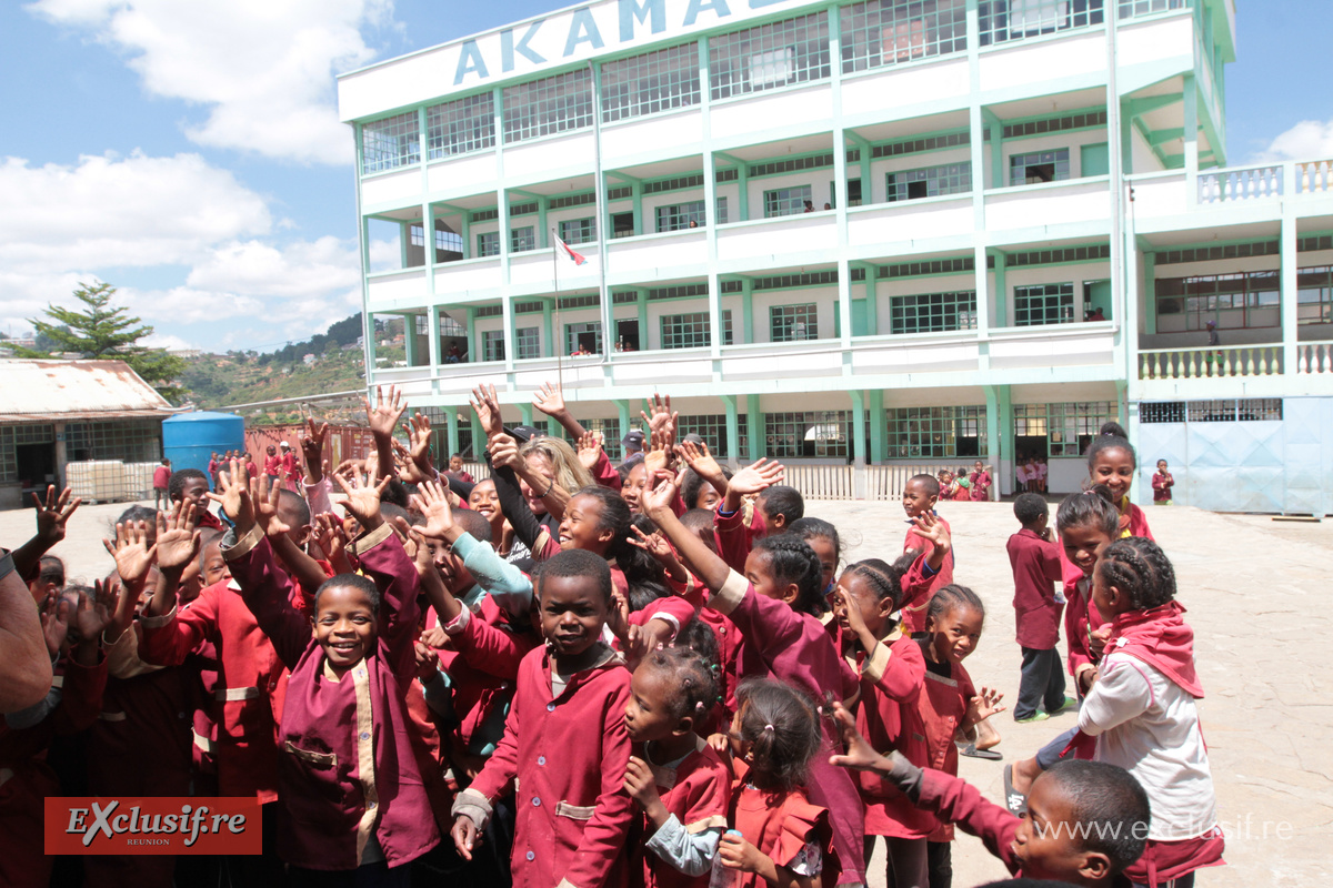 L'au -evoir des enfants à leurs visiteurs L'au -evoir des enfants à leurs visiteurs