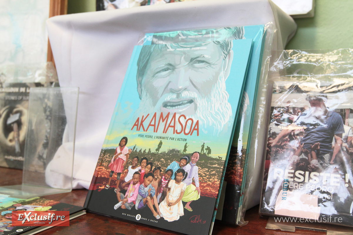 De nombreux ouvrages vendus au profit du développement d'Akamasoa De nombreux ouvrages vendus au profit du développement d'Akamasoa
