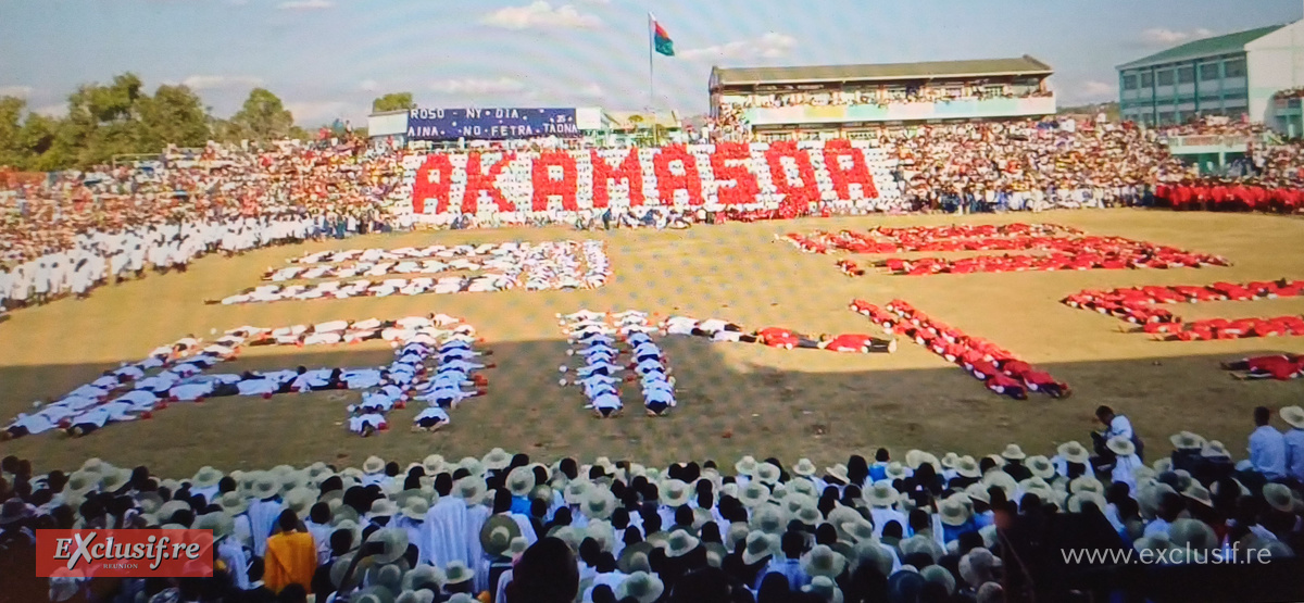 Visite du Pape  en 2019 :  Akamasoa est «l’expression de la présence de Dieu au milieu de son peuple pauvre», a soutenu le pape François en visitant le 8 septembre 2019 cette ville du centre de Madagascar. Visite du Pape  en 2019 :  Akamasoa est «l’expression de la présence de Dieu au milieu de son peuple pauvre», a soutenu le pape François en visitant le 8 septembre 2019 cette ville du centre de Madagascar.