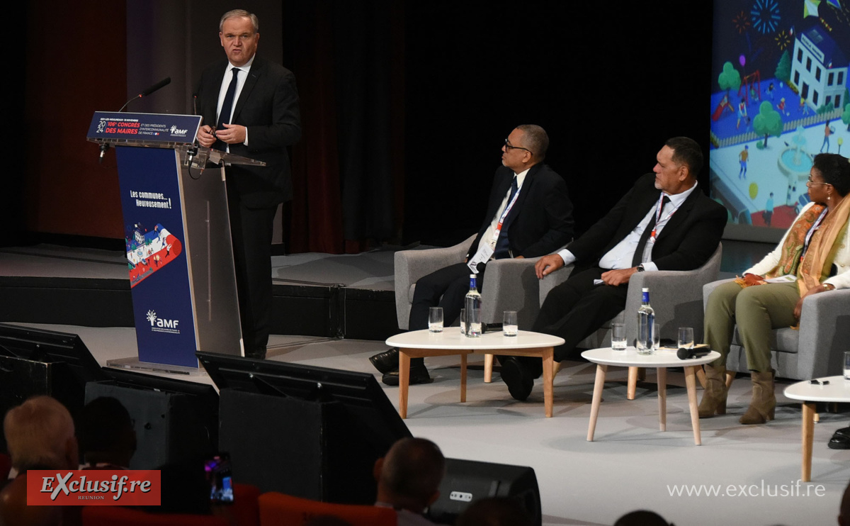 Le ministre chargé des Outre-mer, François Noël Buffet, au micro Le ministre chargé des Outre-mer, François Noël Buffet, au micro