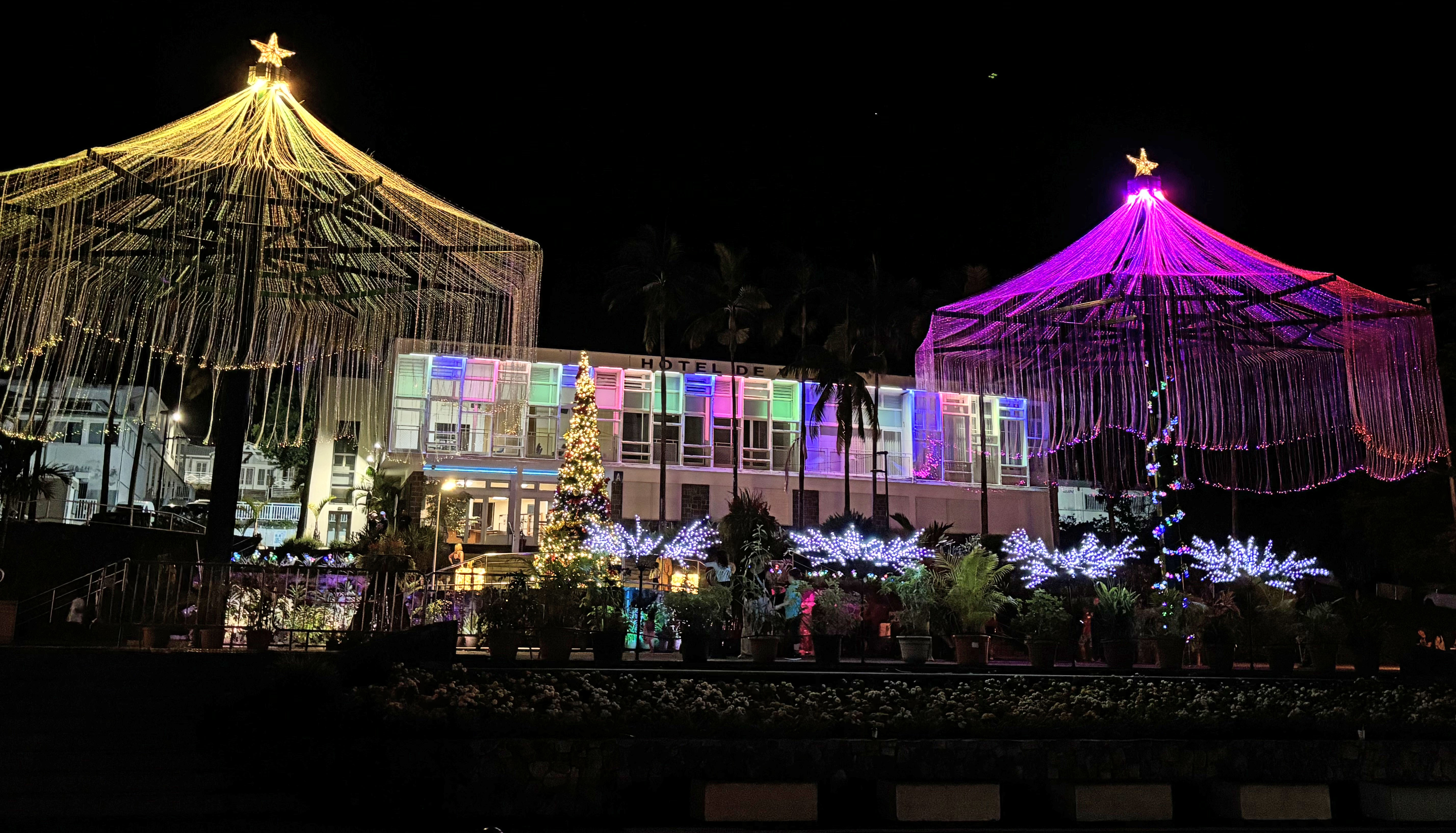 Une première à La Réunion: Le Tampon scintille de mille feux pour Noël ! Une première à La Réunion: Le Tampon scintille de mille feux pour Noël !