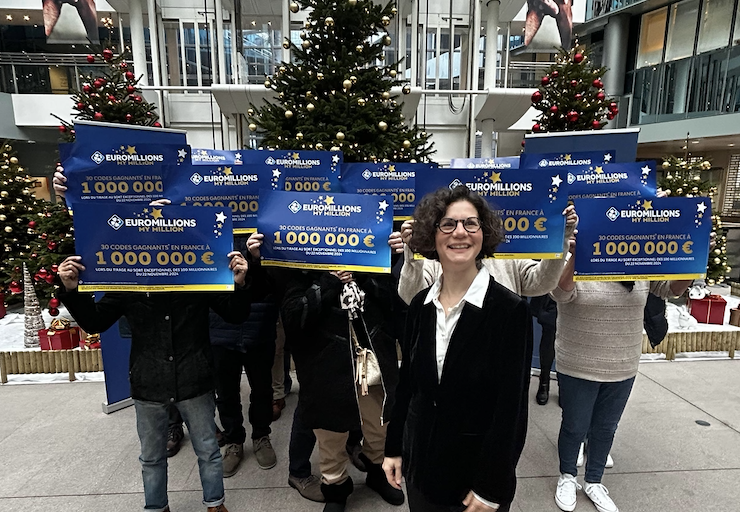 Les gagnants et Isabelle Cesari, responsable accompagnement et expérience gagnants de FDJ Les gagnants et Isabelle Cesari, responsable accompagnement et expérience gagnants de FDJ