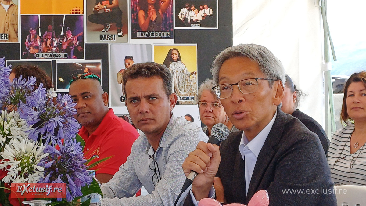 A la droite du premier magistrat du Tampon: Olivier Fontaine de la Chambre d'Agriculture, et Jean-Charles Nagou, vice-champion du Monde 2021 des Confituriers