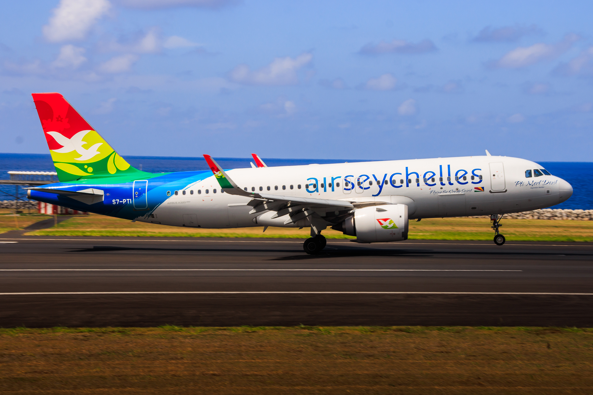 Ce premier vol "inaugural" des vacances a atterri ce lundi 30 décembre à 15h à Roland Garros Ce premier vol "inaugural" des vacances a atterri ce lundi 30 décembre à 15h à Roland Garros