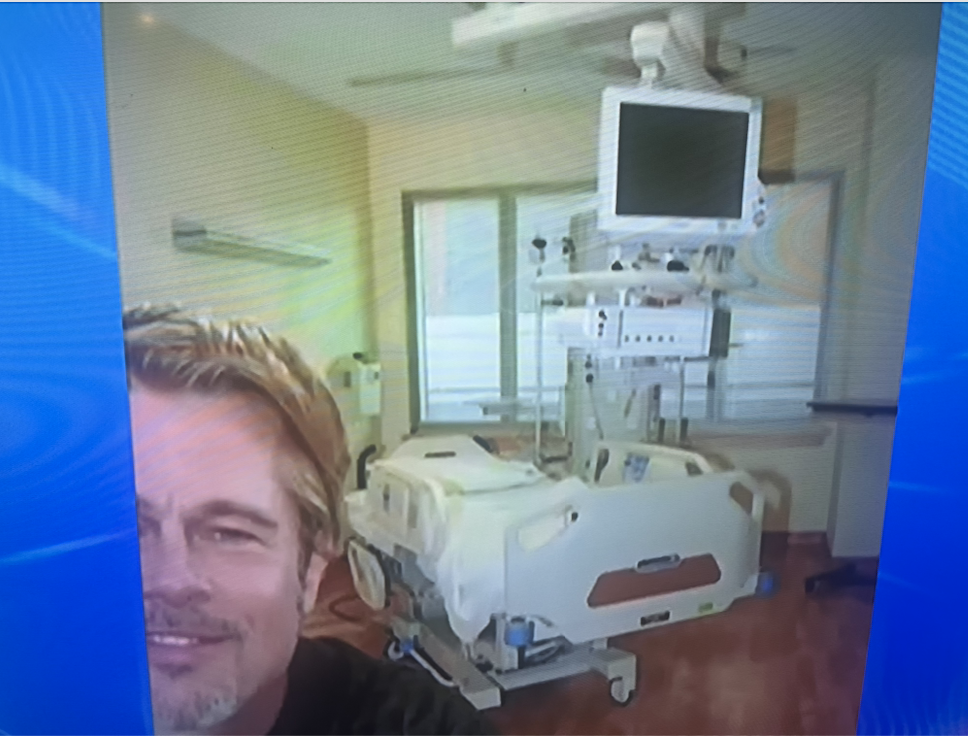 Le faux Brad Pitt devant son lit d'hospitalisation, histoire de mieux convaincre Anne d'envoyer de l'argent pour le traitement, le compte de Brad Pitt étant bloqué à cause de son divorce en cours avec Angelina Jolie... Très fort l'escroc!