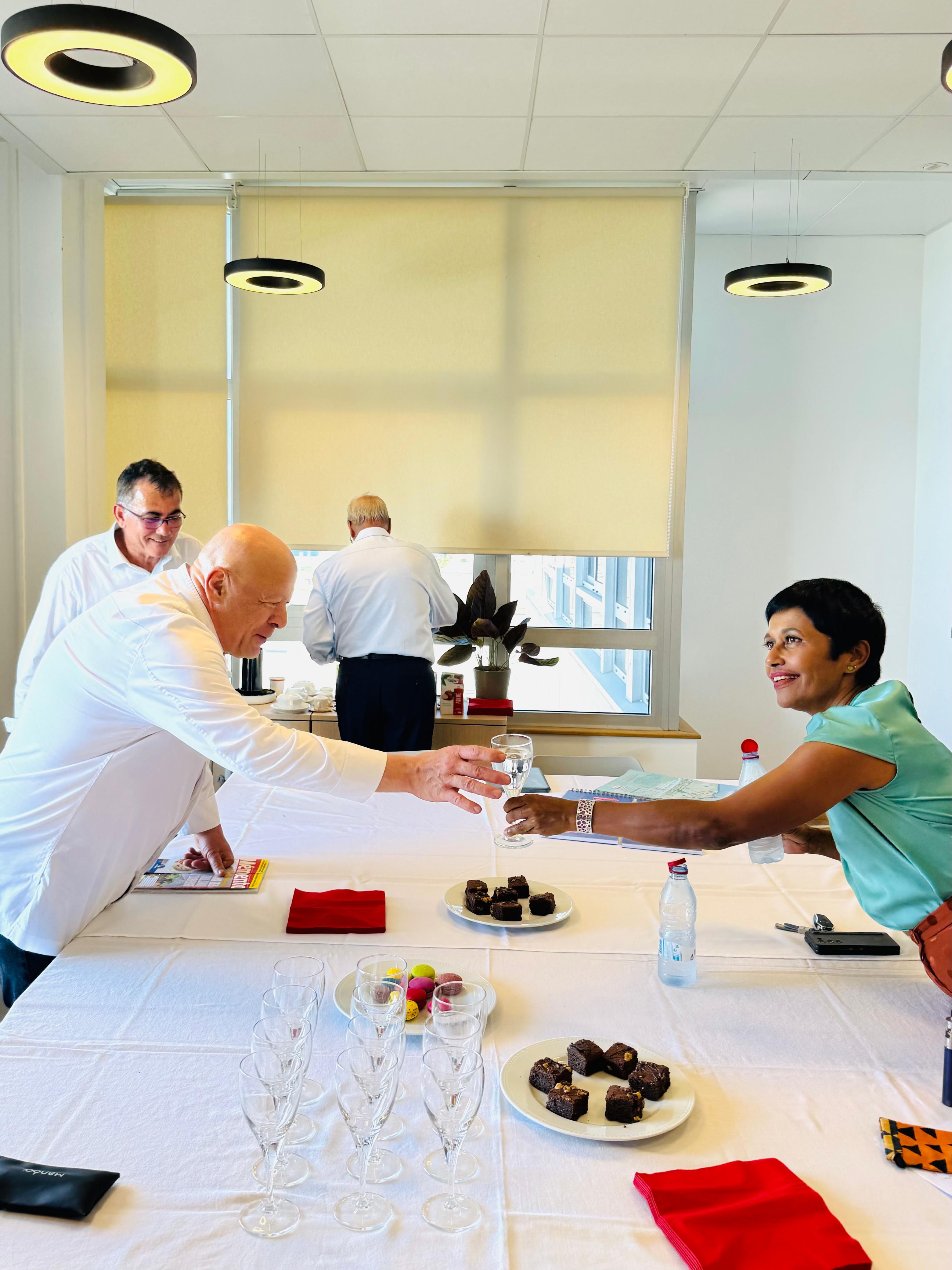 On a trinqué à une future collaboration... On a trinqué à une future collaboration...