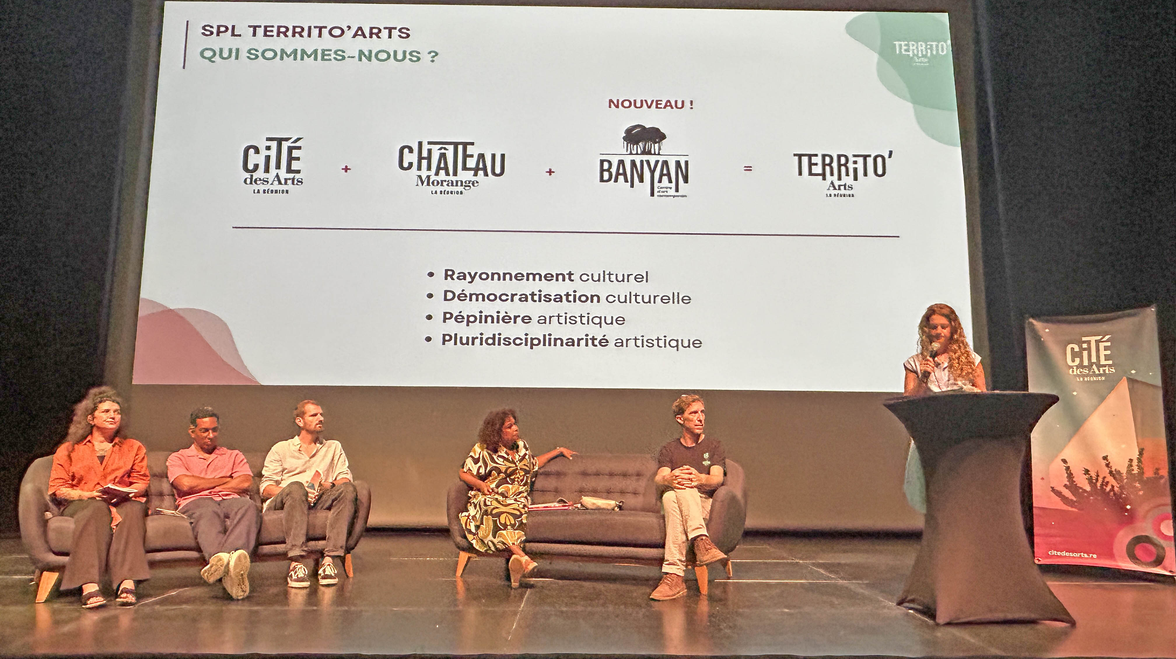 De gauche à droite: Cynthia Jung, Administratrice de production spectacle vivant, Anthony Virassamy, Administrateur de production musique, Nicolas de Ribou, Directeur artistique du Banyan-Centre d'art contemporain de la Cité des Arts, Monique Orphé, Présidente directrice générale , Raphaël Buhot, Directeur de production, et au micro Fabienne Hoarau, Directrice générale déléguée
