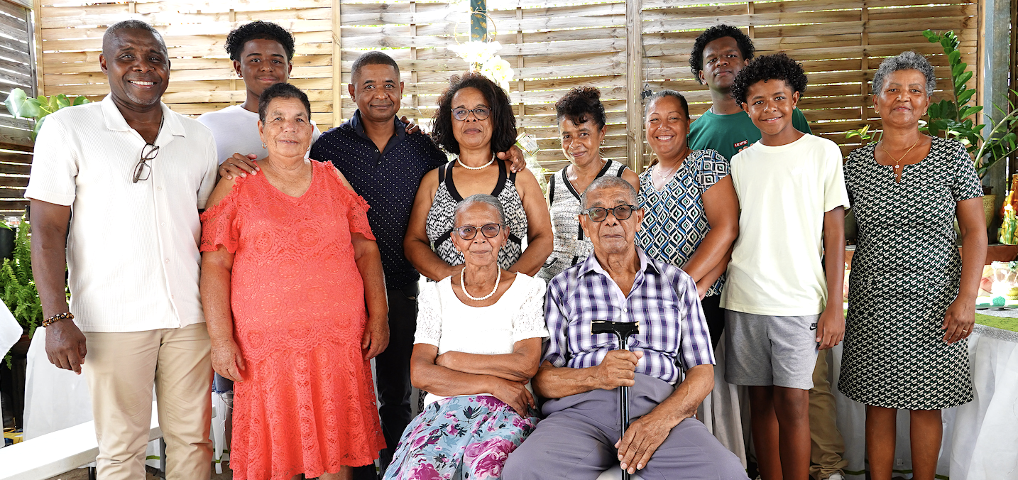 La photo de famille avec les époux Toupin La photo de famille avec les époux Toupin