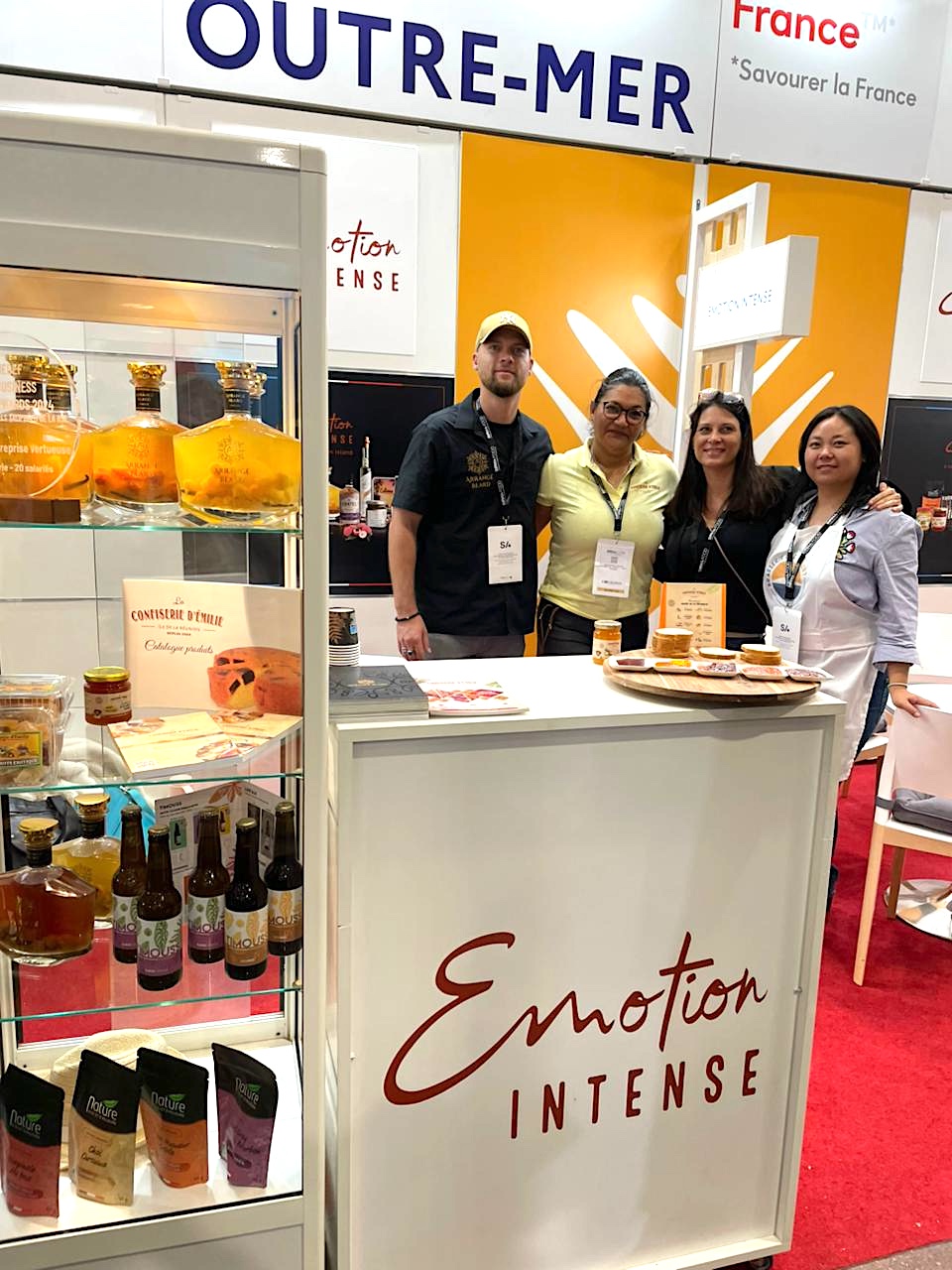 Greg (Arrangé Blard), Karine (Confiserie d'Emilie), Gwenn (Nature d'ici et d'ailleurs), et Juliane (Brasserie de l'Ouest) Greg (Arrangé Blard), Karine (Confiserie d'Emilie), Gwenn (Nature d'ici et d'ailleurs), et Juliane (Brasserie de l'Ouest)