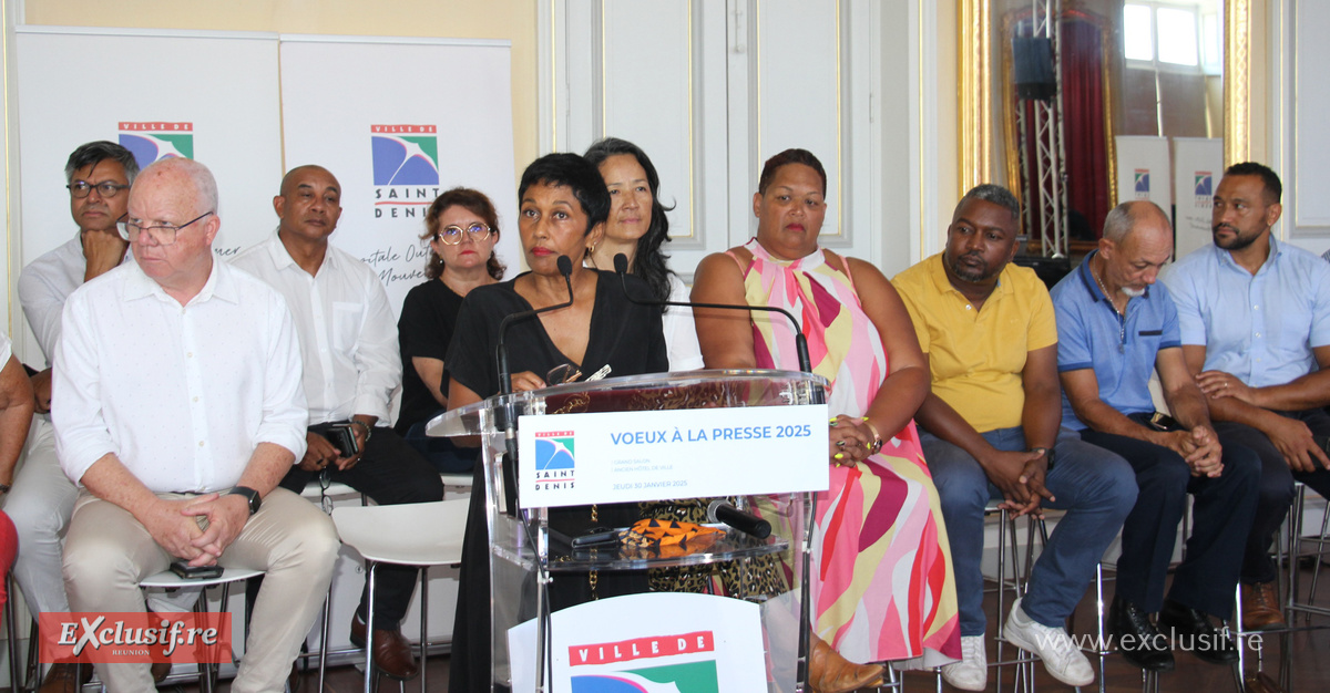 Ericka Bareigts, maire de Saint-Denis, entourée des élu.e.s Ericka Bareigts, maire de Saint-Denis, entourée des élu.e.s