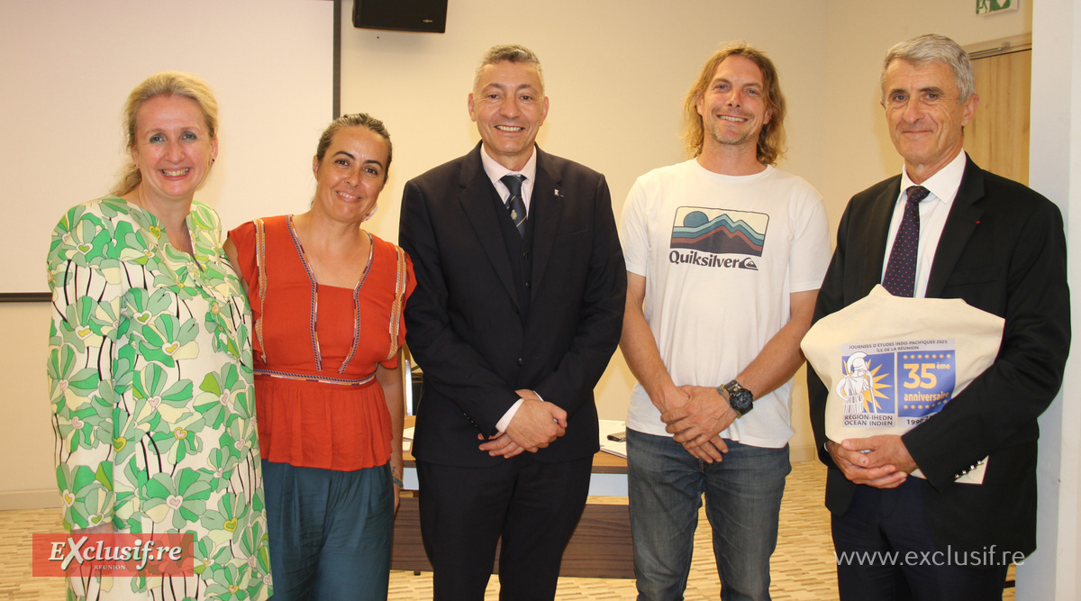 Dr Emmanuelle Crane, co-organisatrice de l'événement, Sophie et Fanch, les 2 aventuriers qui ont traversé à la rame l’Océan Indien en 86 jours, reliant l’Australie,  pays mise à l'honneur lors des Journées d’études et La Réunion, ici avec Bernard Hay et le Préfet Patrice Latron