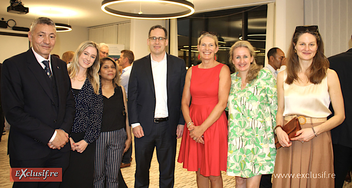 Barnard Hay (à gauche), et les invité.e.s venu.e.s de plusieurs pays: Anna KARSTENSEN-KRISTCH (Australie), Kiran SEETOHUL (île Maurice), Dr Richard FONTAINE (USA), Professeure Maren TOMFORD (Allemagne), Dr Emmanuelle CRANE, et Dr Jessica LARSEN (Danemark) Barnard Hay (à gauche), et les invité.e.s venu.e.s de plusieurs pays: Anna KARSTENSEN-KRISTCH (Australie), Kiran SEETOHUL (île Maurice), Dr Richard FONTAINE (USA), Professeure Maren TOMFORD (Allemagne), Dr Emmanuelle CRANE, et Dr Jessica LARSEN (Danemark)