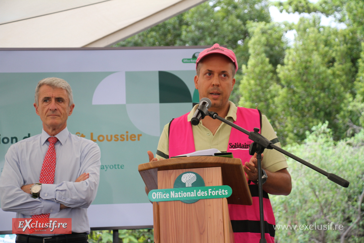 Le représentant des manifestants "contre la suppression de l'indexation des primes" a pris la parole en premier Le représentant des manifestants "contre la suppression de l'indexation des primes" a pris la parole en premier
