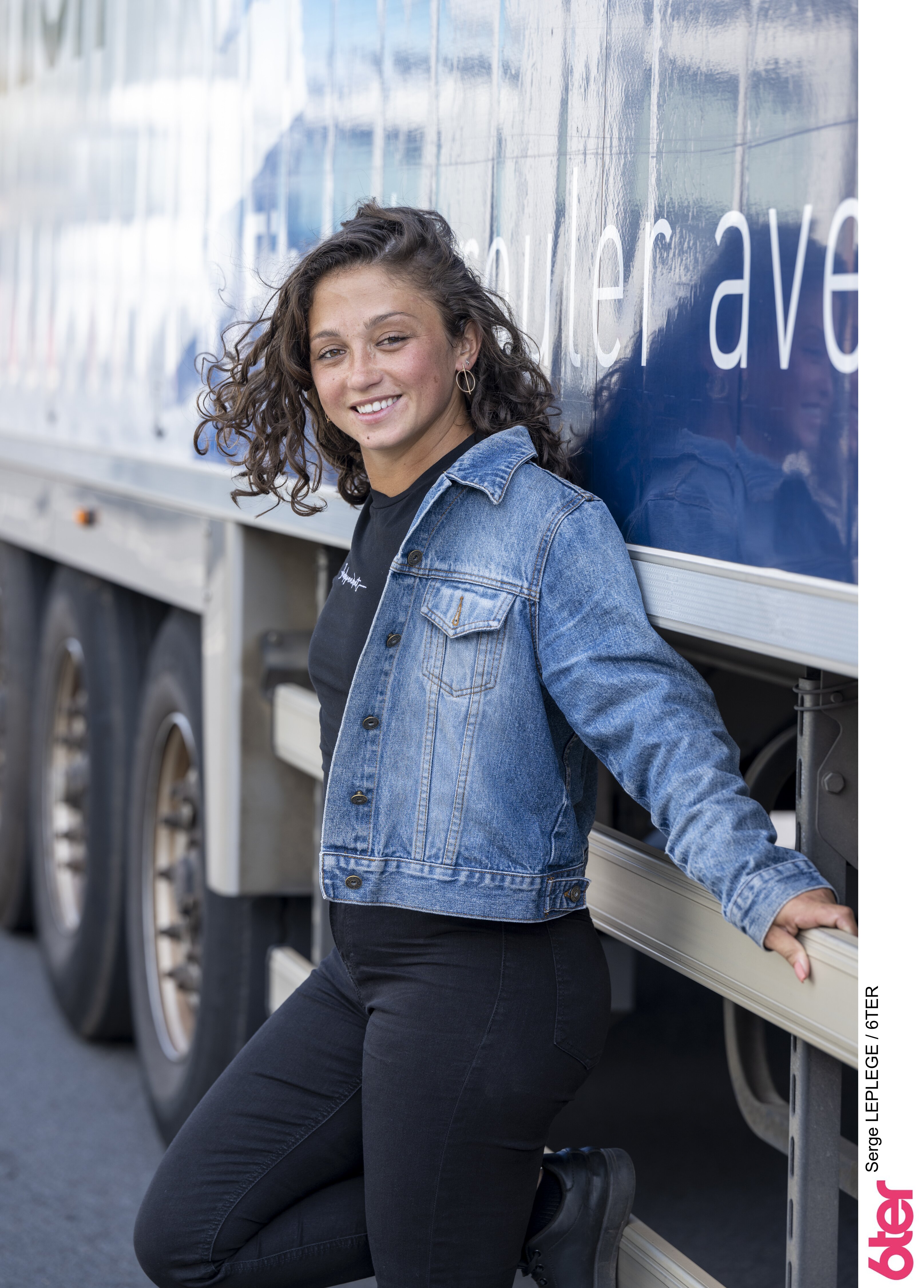 La ravissante Johanne, conductrice poids lours La ravissante Johanne, conductrice poids lours