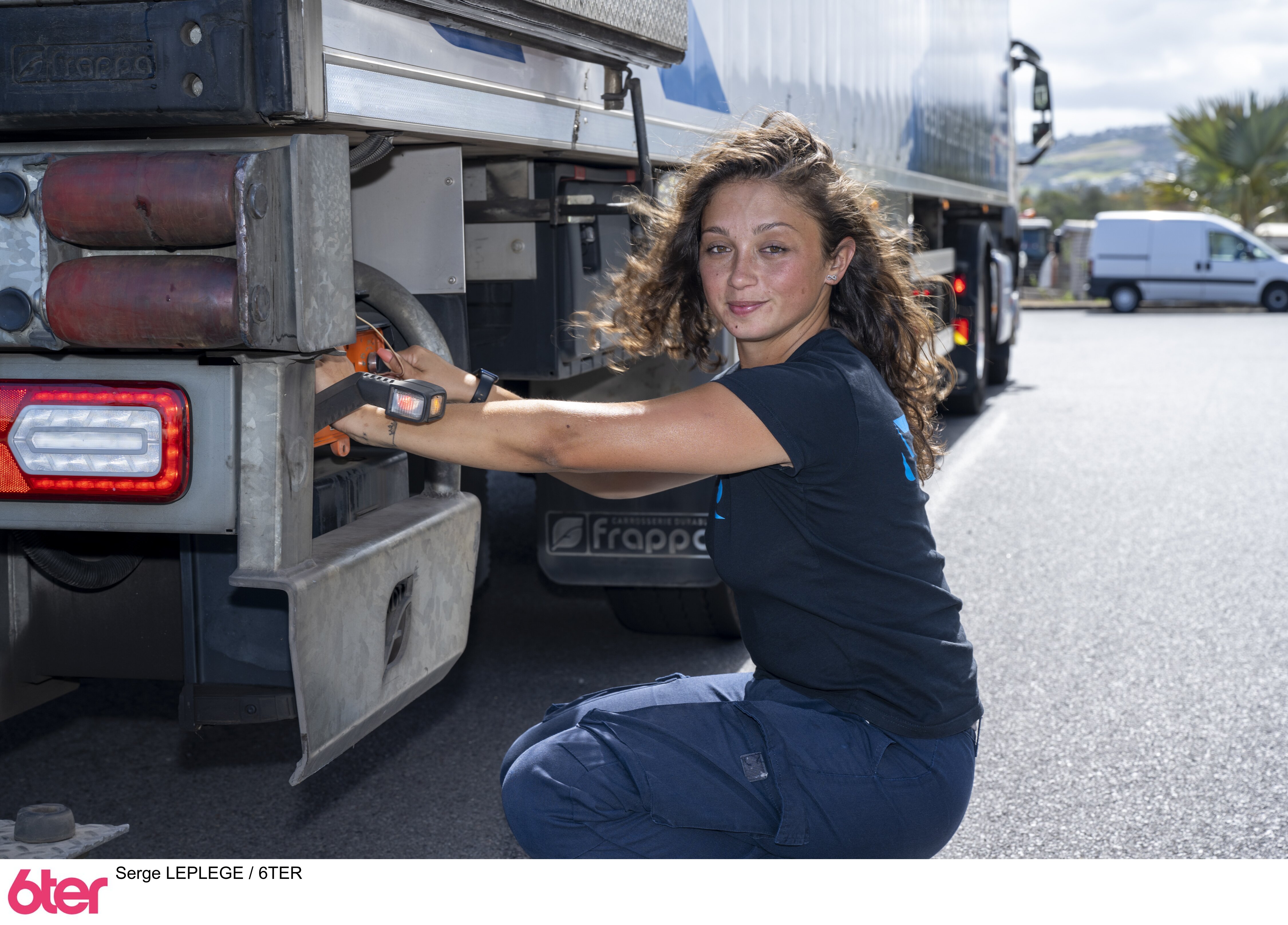 Elle fait un travail réservé en général aux hommes, elle prouve qu'une femme peut aussi le faire!